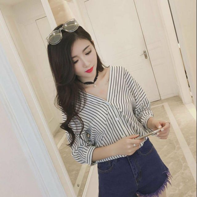 Áo sọc cổ V