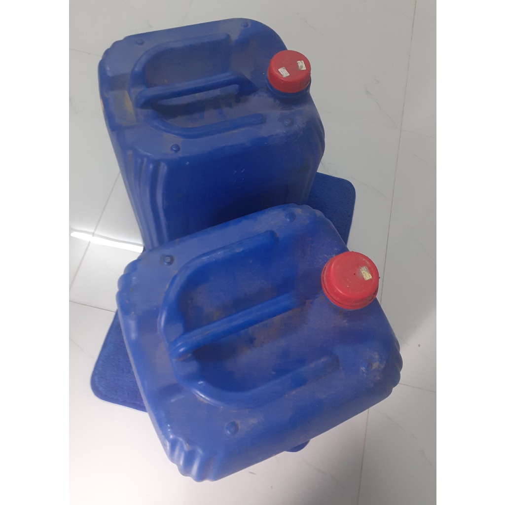 Can nhựa vuông màu xanh cũ 30 lít.