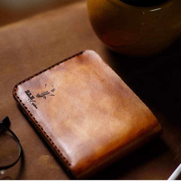 Ví nam Nữ Da Bò Italia Vegtan RAM Leather Khắc Trống Đồng Nâu Dáng Ngang