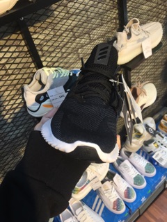 Giày sneaker
