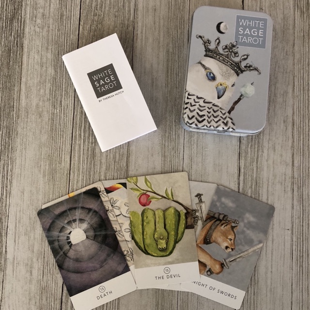 WHITE SAGE TAROT Bộ bài pocket size hộp thiếc - Mang hình ảnh cũng những loài thú siêu cấp đáng yêu