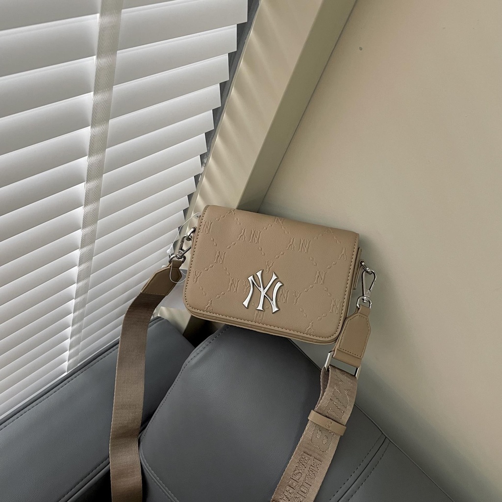 ✅  Túi DA MLB Monogram Diamond Embo MIni Crossbody Bag New York Yankees Brown