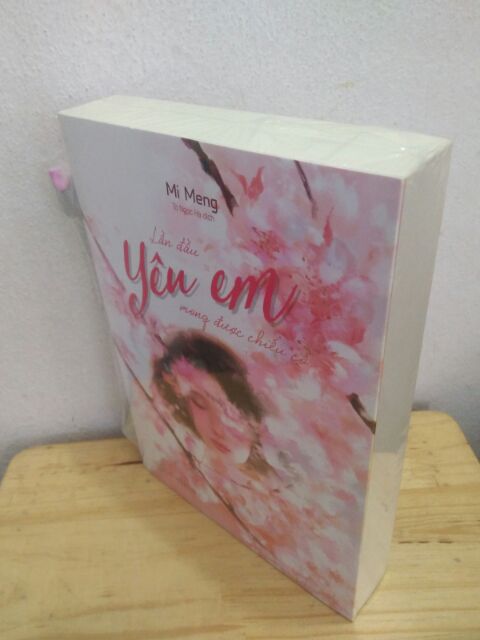 Sách - Lần đầu gặp em mong được chiếu cố