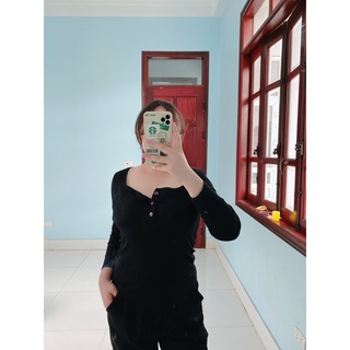 Áo thun cổ vuông nút gỗ