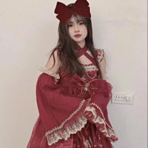 Đầm hai dây màu đỏ phong cách lolita thời trang năm mới