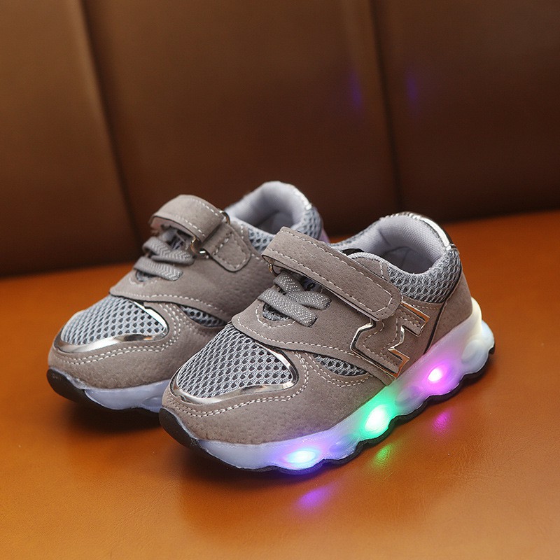 Giày thể thao có đèn LED họa tiết chữ thời trang dành cho bé