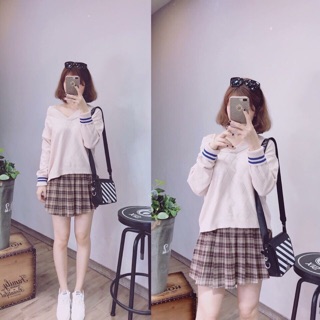 Set áo len trễ vai và chân váy kẻ caro