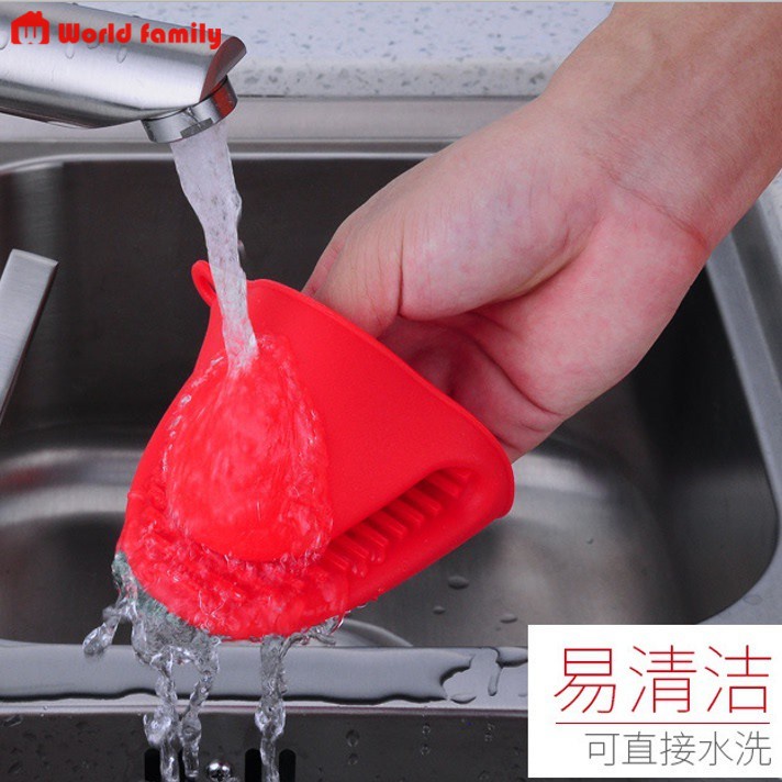 Đôi bao tay silicone cách nhiệt hỗ trợ các mẹ nhấc nồi tránh bỏng