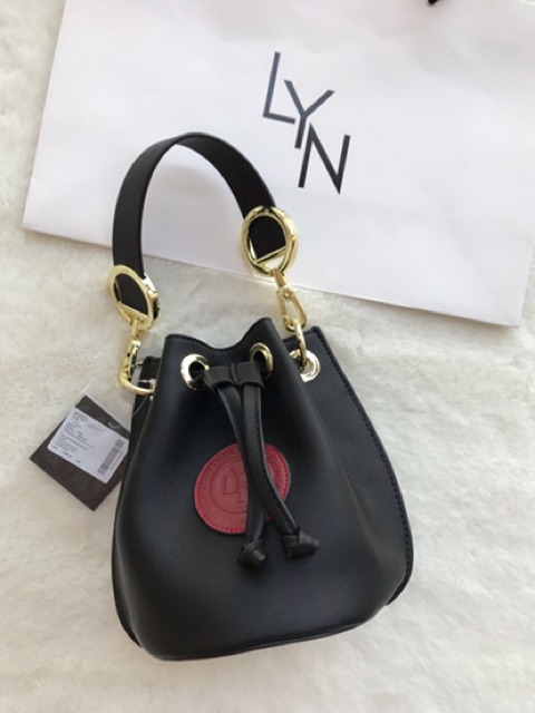 Túi L Y N xuất dư