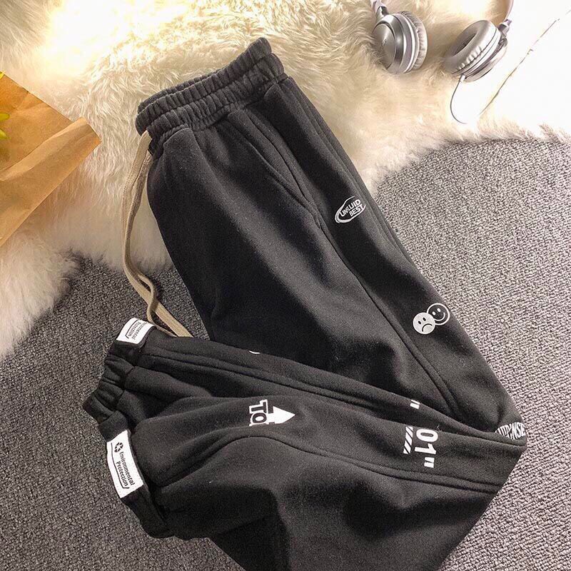 Quần Bom Chun Thêu Tem Logo Cạp Chun Co Dãn Nam Nữ Dáng Rộng Bo Chun Unisex