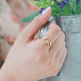 Nhẫn đính hoa phong cách nữ tính