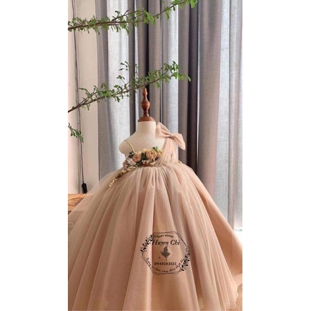 Yếm dây dài phủ chân