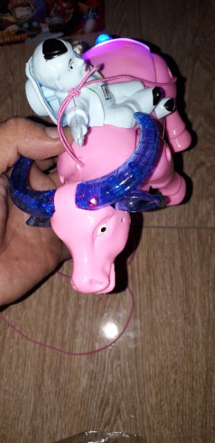 Một mô hình chú bé chăn trâu bằng nhựa có nhạc và đèn Led rất đẹp _tặng kèm pin