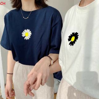 áo phông hoa cúc mất cánh nhỏ in giữa ngực