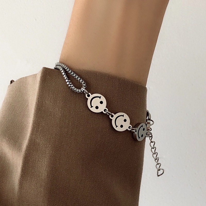 Vòng Đeo Tay Bằng Thép Titan Họa Tiết Mặt Cười Dễ Thương Bắt Mắt