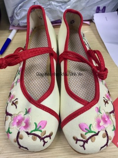 giày thêu hoa đào (có 4 màu)
