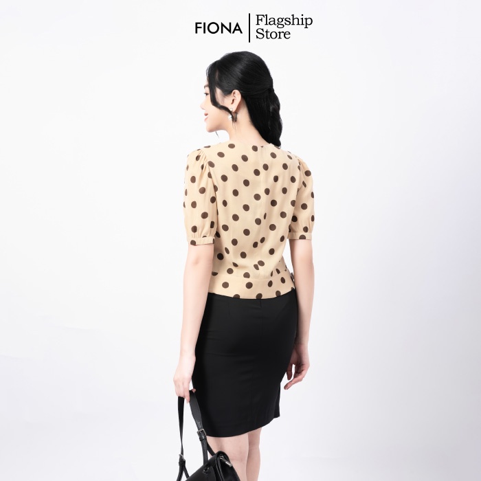 Áo sơ mi nữ Fiona dáng ôm cổ kim cương, tay nhún bồng măng séc chấm bi F551196