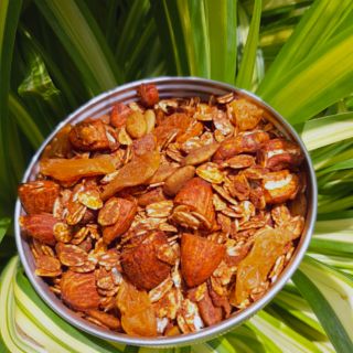 GRANOLA - HẠT NGŨ CỐC DINH DƯỠNG SẤY KHÔ. Thành phần: yến mạch, hạnh nhân, hạt điều, hạt bí, hướng dương, nho khô.......