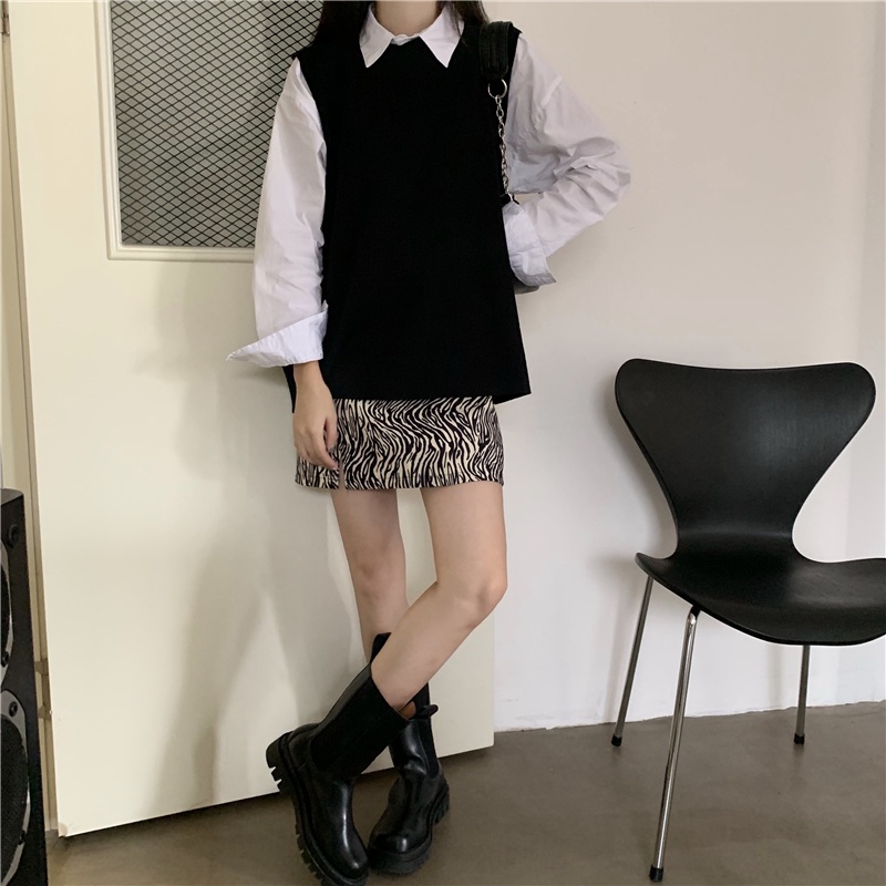 Áo len gile đen trơn cổ tròn xẻ sau + áo sơ mi trắng oversize + chân váy họa tiết sọc da báo xẻ bên