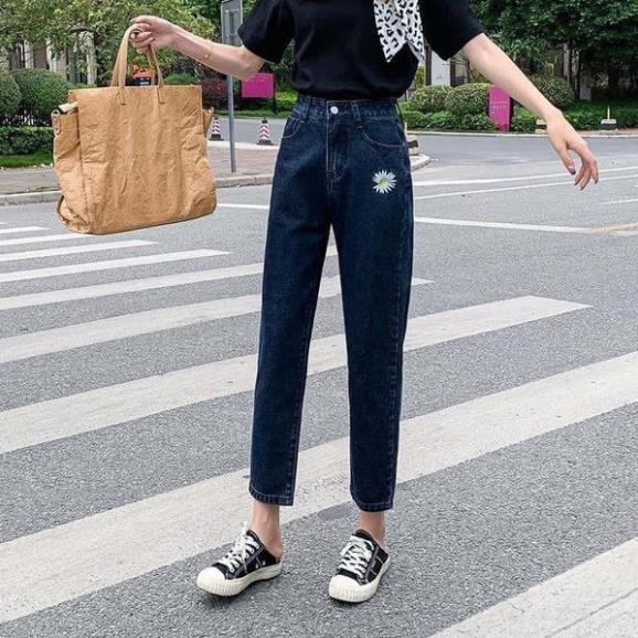 QUẦN JEANS BAGGY CẠP CAO 9TẤC HOẠ TIẾT HOA CÚC VÀ MICKEY