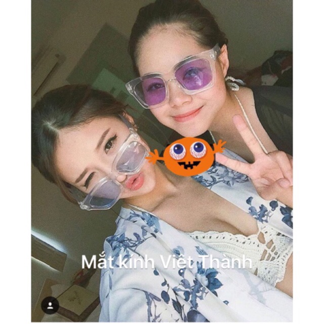 Kính trong suốt màu bản to .