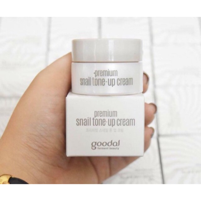 Kem Dưỡng Trắng Da Và Nâng Tone Da Tức Thì Ốc Sên Goodal Premium Snail Tone-Up Cream