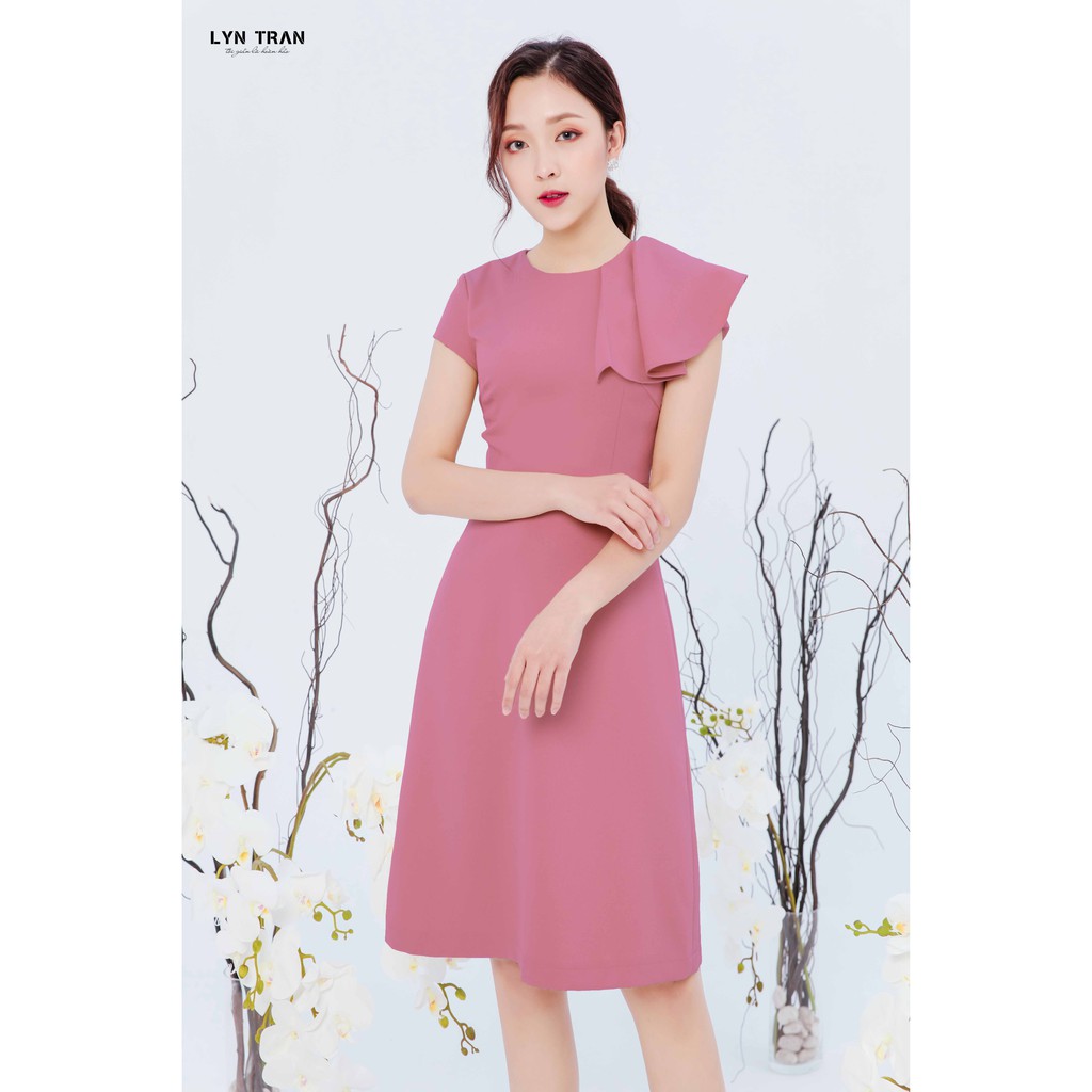 VÁY XÒE XẾP BÈO RỦ TRÊN VAI BẤT ĐỐI XỨNG | BigBuy360 - bigbuy360.vn