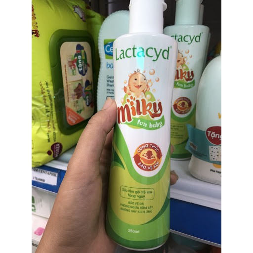 Sữa tắm gội cho bé Lactacyd Milky 250ml