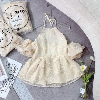 Áo hoa nổi trễ vai cổ yếm tiểu thư