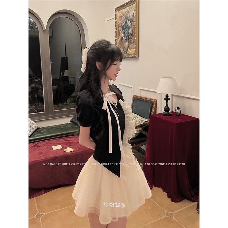 French low-key daughter designer in summer, young lady's temperament shows thin coat, dream high-waist gauze dress, two sets of women.