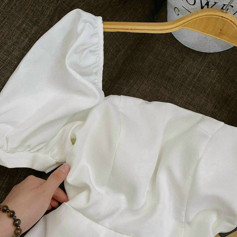 váy trắng xòe nút bọc hông