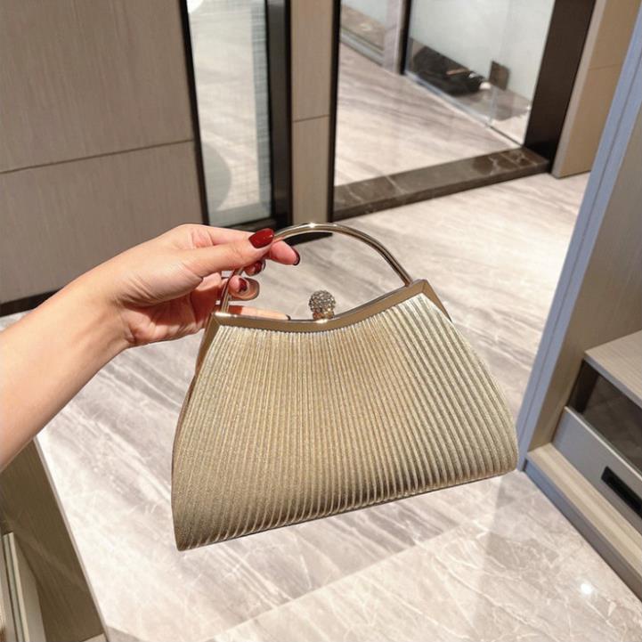 Clutch nữ cầm tay dự tiệc có quai xách đính nhũ kim tuyến siêu sang chảnh.
