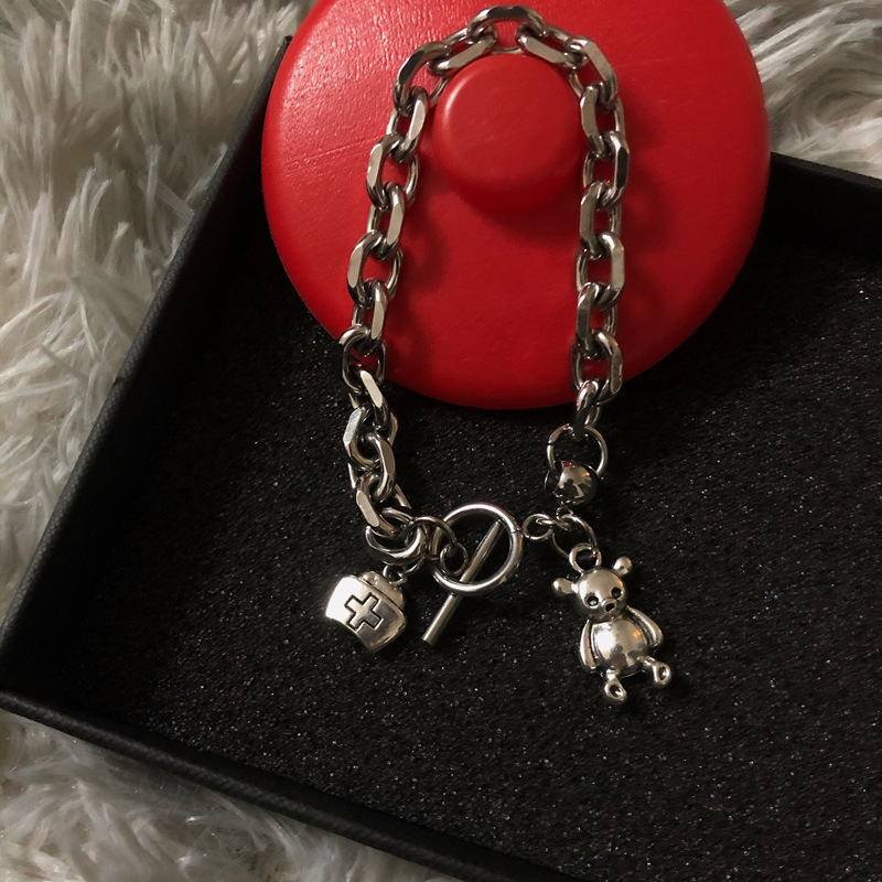 Vòng tay kiểu dáng cổ điển phối hình chú gấu | BigBuy360 - bigbuy360.vn