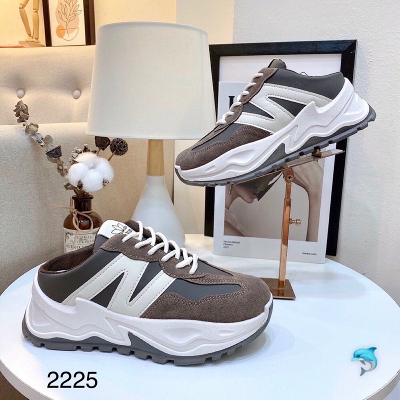 Giày sục thể thao nâng đế N mã 2225