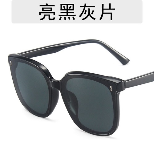 Kính mát gọng vuông cho cả nam và nữ