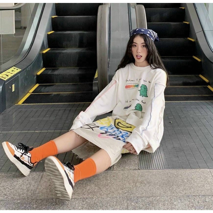 Áo sweater form rộng tay dài cổ tròn viên dọc tay màu trắng