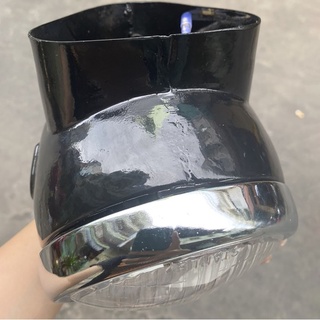 Đèn pha xe 67 luôn gáo bằng sắt.