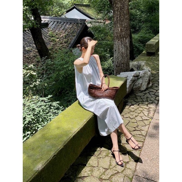 Đầm suông dáng rộng, cổ tròn xếp li cách điệu, cài nút sau cổ