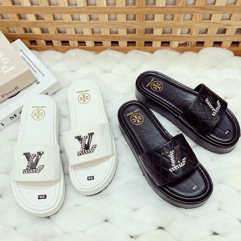 DÉP DA NỮ QUAI NGANG HỌA TIẾT LOGO NV ĐÍNH ĐÁ SANG TRỌNG - TÔN DA