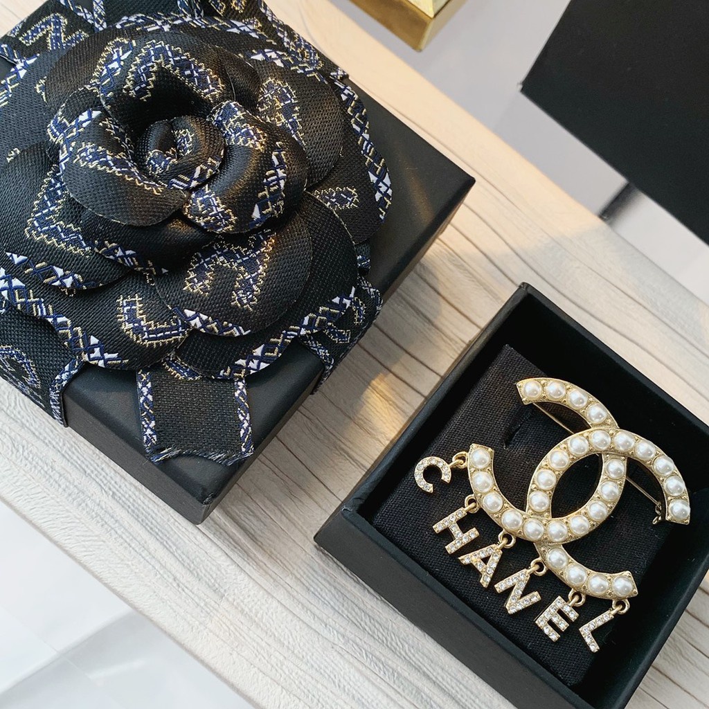 Trâm cài áo Chanel đính ngọc trai mới CC bằng đồng thau