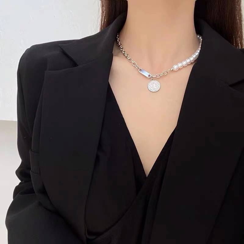 Dây chuyền thép titan mặt đĩa tròn đính ngọc trai thời trang