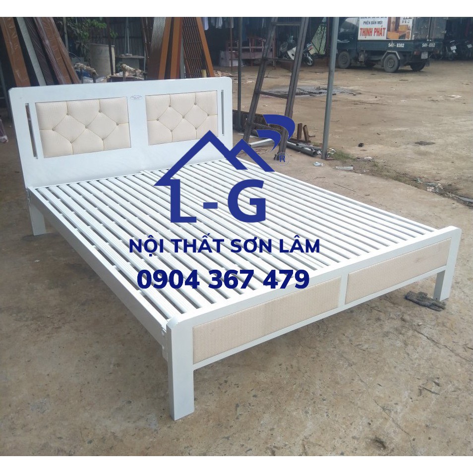 GIƯỜNG SẮT HỘP VUÔNG NÂU GIẢ GỖ 1M6 ĐẦU BỌC NỆM