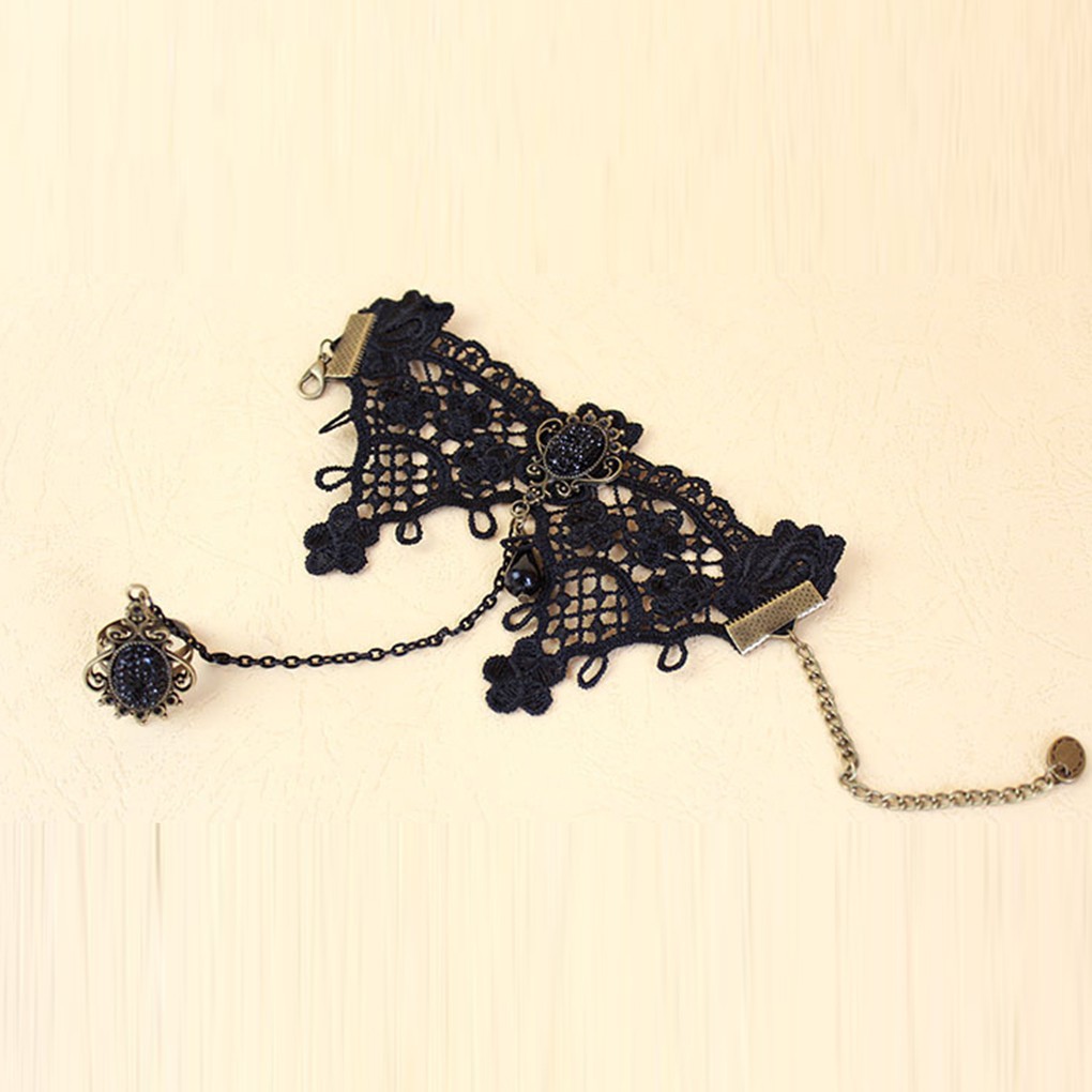 Vòng tay thiết kế ren màu đen kết hợp cùng nhẫn có đính đá phong cách quyến rũ | BigBuy360 - bigbuy360.vn