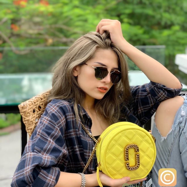 Túi Marc Jacobs The Status tròn xanh chuối chần trám với logo snapshot cách điệu viền xích
