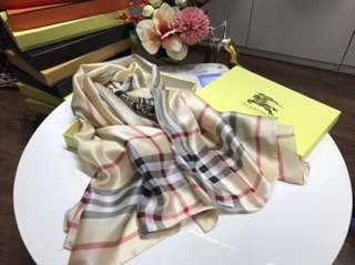 Khăn lụa Burberry