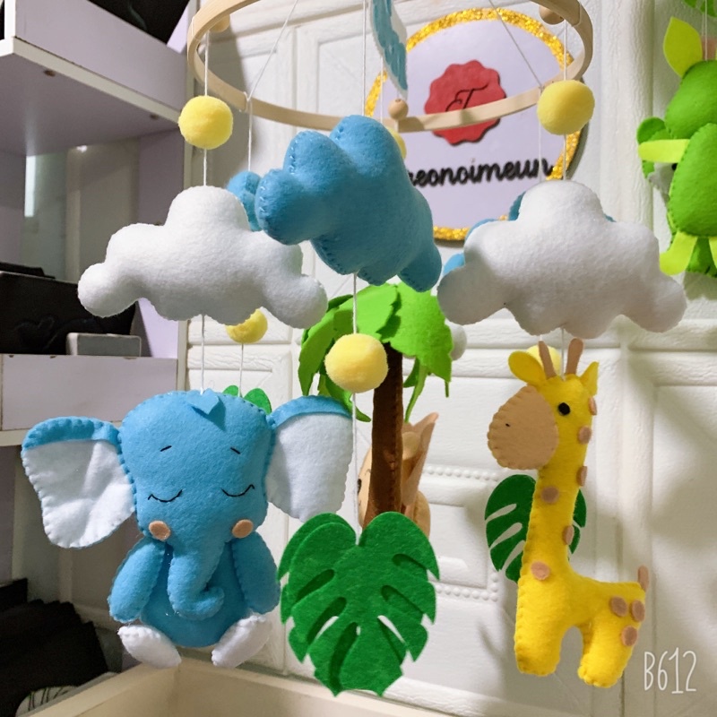 Đồ chơi treo nôi cũi kích thích thị giác cho bé sơ sinh, treo nôi đen trắng tự xoay phát nhạc mẫu THÚ RỪNG VOI XANH