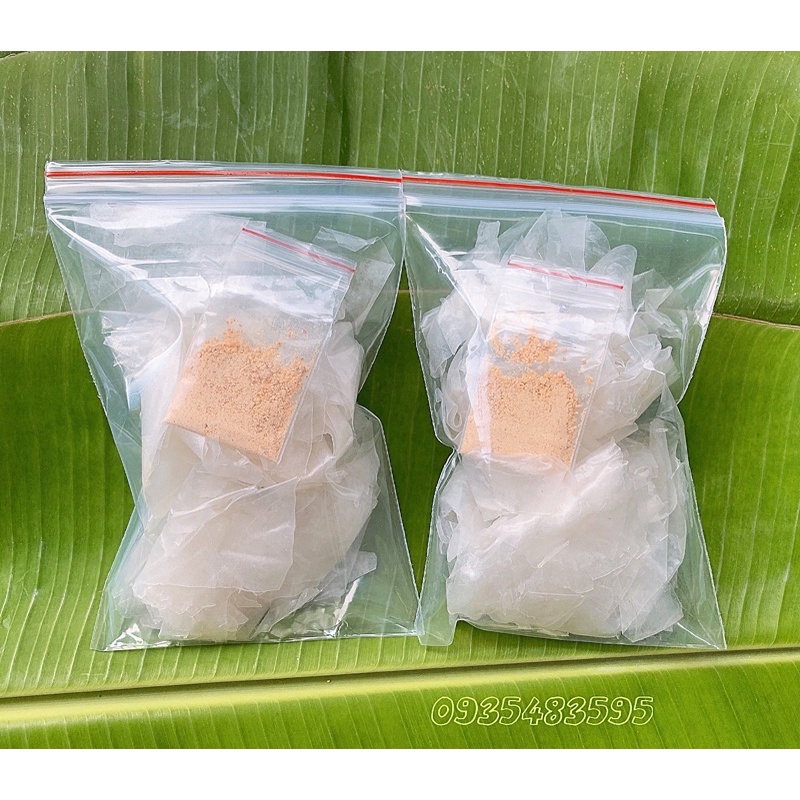 Bánh tráng phơi sương muối nhuyễn kèm lá chuối