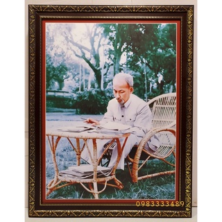 Ảnh gốc -Bác Hồ ngồi ghế mây làm việc trong vườn hoa phủ chủ tịch