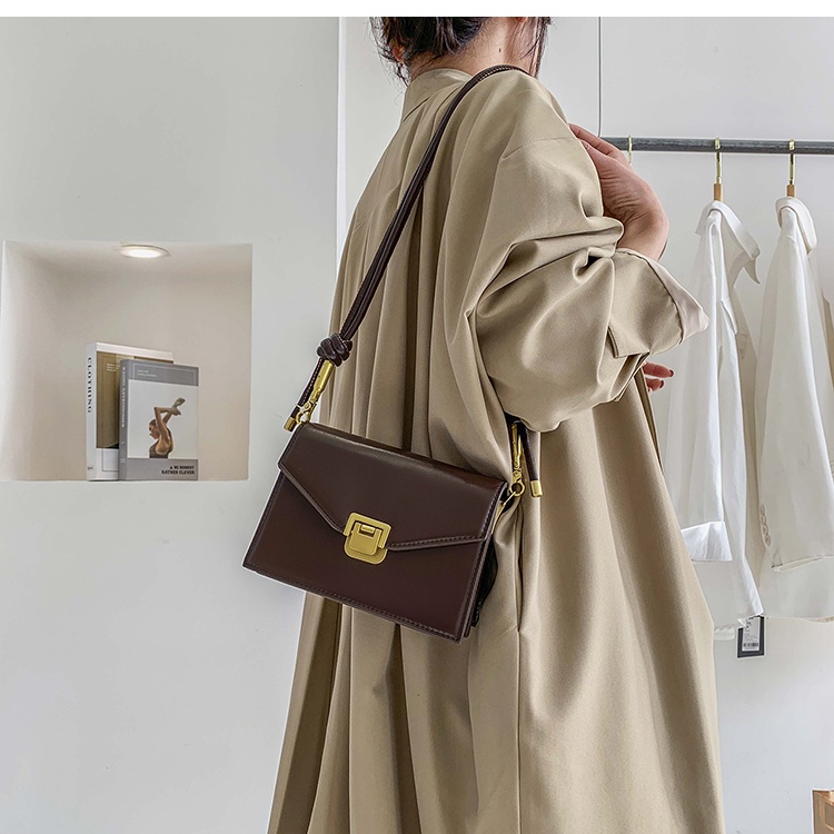 Túi xách nữ màu đen da nắp gập, dáng hộp, phong cách trẻ trung, nhiều ngăn phù hợp đi chơi đi làm 2022.