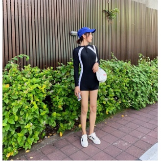 Bikini liền mảnh bodysuit có tay khoá kéo màu đen chạy sọc trắng form short kín đáo VATIXA BKN18-TAY DÀI